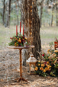 在宴席桌上装饰有实火的大气蜡烛黄色风格桌子温暖棕色婚礼假期家庭宴会幸福图片