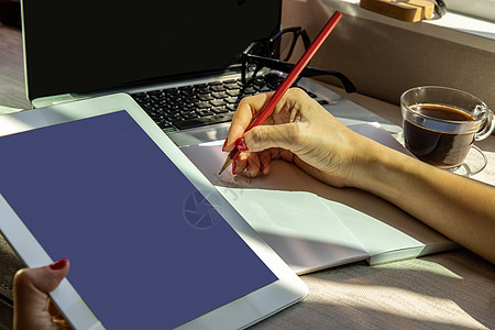 女商务人士的手在她的工作站上写在纸上商业职场教育女士桌面电脑技术屏幕展示键盘图片