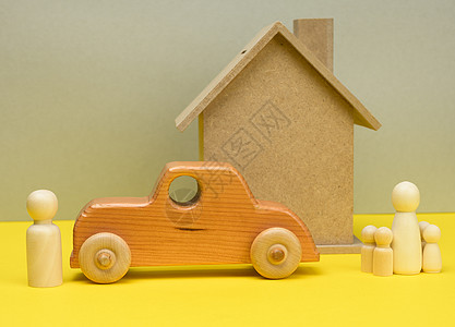 小型家庭数字 抵押贷款和贷款概念的木木屋和汽车车辆抵押房子孩子们财产保险住宅投资销售黄色图片