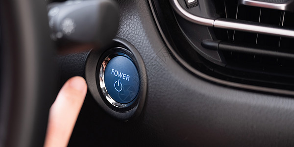 女人按下发动机启动按钮点火开关控制蓝色运输手指电脑车辆驾驶圆圈奢华汽车图片