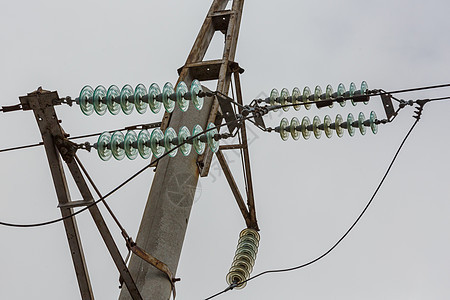 高压电线电线杆 电线上装有玻璃电绝缘器工程危险网络电缆传播技术电气绝缘设施地面图片