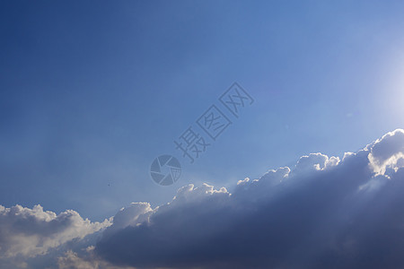 乌云的阳光照耀着太阳射线空气白色天气戏剧性晴天天堂蓝色图片