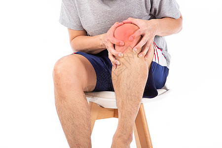 受伤的手膝盖疼痛 骨瘦和关关节炎症状 中年男子抱着受伤的膝盖尿酸扭伤痛风男人风湿病人医疗药品红色风湿病背景