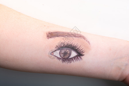 一只眼睛吸引着一个青少年的手臂棕榈女性绘画睫毛女孩魅力睫毛膏插图眼球艺术图片