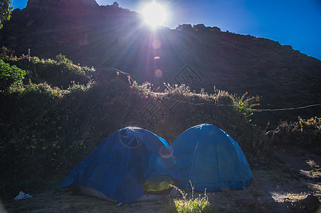 两顶蓝色的帐篷 靠在早晨山的两层之上图片