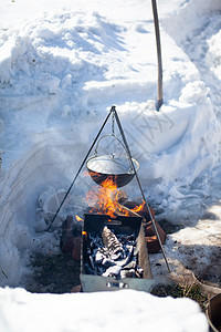 火上挂着一个煮饭的锅食物篝火午餐背包火焰旅行冒险锅炉摄影活动图片