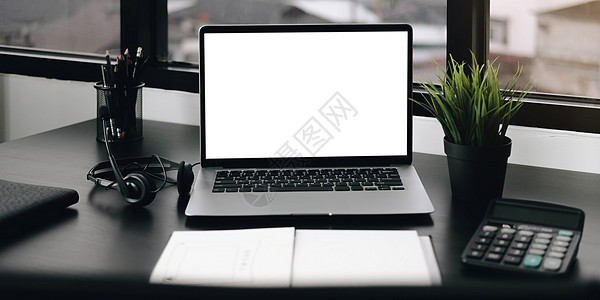 白桌上的样机空白屏幕笔记本电脑和办公用品图片