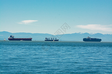 通过港口的海运船只 前往港口的船舶运输图片