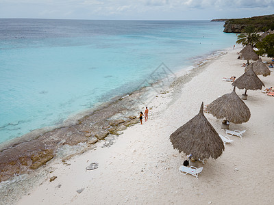 在用绿绿水 白沙滩和美丽的珊瑚礁对加勒比海Curacao海岸的空中观察环境休息室热带假期椅子海景支撑海岸线旅行旅游图片