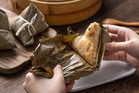 在龙船节庆典上吃宗子大米包传统食物汽船美食饺子假期文化木头节日桌子图片