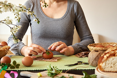 复活节食物妇女装饰复活节鸡蛋和新鲜植物背景
