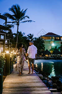 两对年中亚洲女性和在Pietermaai豪华度假胜地度假的欧洲男子闲暇游客旅游旅行异国冒险棕榈海景男人酒店图片