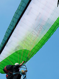 滑翔伞在蓝天空中飞翔跳伞冒险空气安全自拍乐趣运动员细绳蓝色男人图片