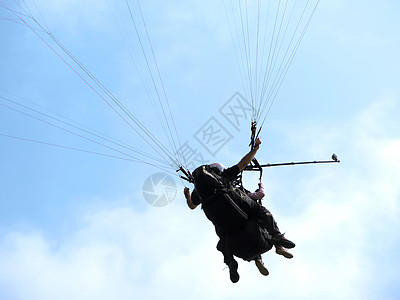 滑翔伞在蓝天空中飞翔翅膀冒险乐趣重力男人安全血统尼龙蓝色空气图片
