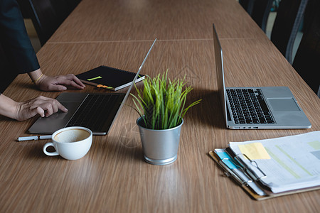 特写女商务人士使用笔记本电脑在办公室的木桌上进行数学财务和商业工作背景税务会计概念图片