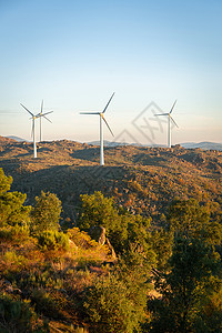 葡萄牙日落时山 树木 巨石和风力涡轮机的自然景观图景葡萄牙蓝色环境森林风景丘陵全景冒险木头荒野远足图片