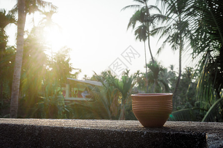 在日落的阳光下咖啡杯Bhar 夏季清凉的外观 泥土茶杯由粘土制成 用热水泡在有布基市背景的住宅楼屋顶上房子饮食早餐晴天复古节日咖图片