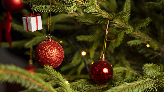用灯和红色玩具装饰的圣诞树风格假期金子松树花环房子季节木头房间庆典图片