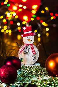 在模糊的灯光背景下 色彩缤纷的圣诞作品中的装饰品和装饰品花环卡片圣诞礼物假期风格庆典装饰饰品彩灯金子背景图片