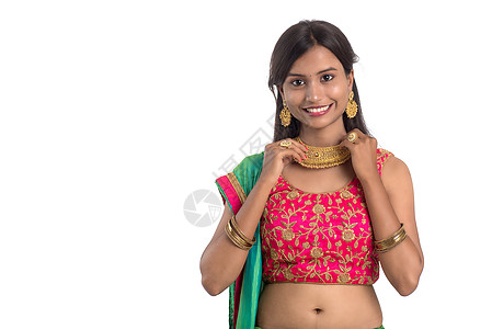美丽的印度传统女孩摆着白色背景的姿势裙子首饰珠宝新娘女士项链婚礼节日全图文化图片