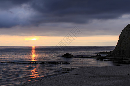日出在西班牙南部的海滩上金子假期旅行支撑海洋阳光蓝色场景天气橙子图片