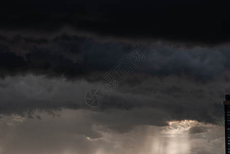 暴风雨前的云层背景 日落时黑云很大云景橙子空气蓝色天线阳光地面草地戏剧性农村图片