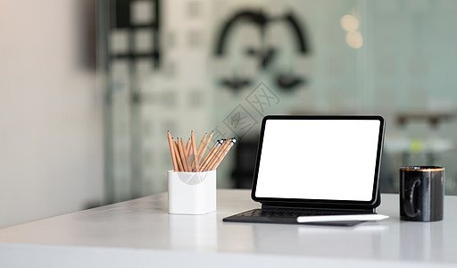 在办公室工作场所用空白白屏遮盖数字平板电脑 装上数字平板电脑软垫笔记本手机商业技术互联网桌面工具监视器展示图片