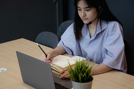 亚洲学生在家用笔记本电脑在线课程中做笔记的亚洲学生班级工作女孩教育学校技术休闲装商业男人成人图片