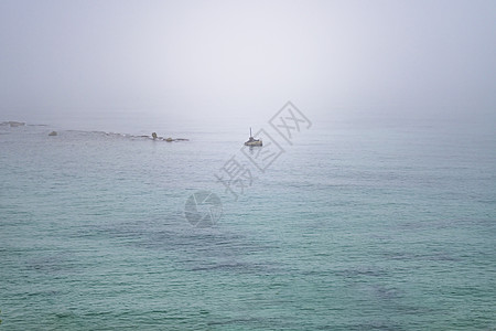 以色列特拉维夫贾法港的雾中清晨大片水图片