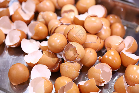 鸡蛋壳碎片桌子早餐贝壳白色蛋壳饮食生活烹饪农场棕色图片