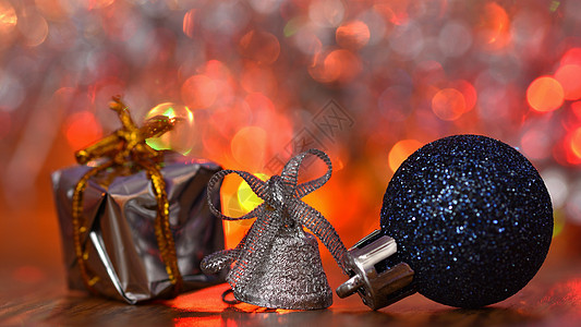 圣诞节和新年节假日摘要背景 冬季 带有装饰品和灯光的圣诞贺卡等松树玻璃风格庆典假期礼物盒子卡片金子丝带图片