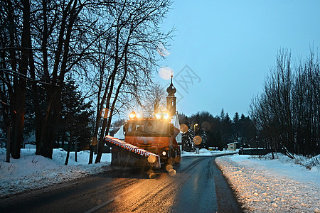 扫雪车服务车的正面图在路上撒盐的砂砾车 山区冬季道路养护机器季节街道风暴车道拖拉机运输暴风雪打扫降雪图片
