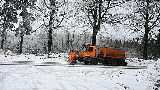 扫雪车服务车的正面图在路上撒盐的砂砾车 山区冬季道路养护车道风暴季节降雪服务车辆拖拉机运输驾驶耕作图片