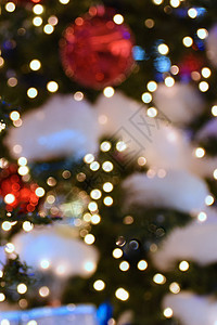 五颜六色的圣诞节装饰 寒假和圣诞树上的传统装饰品 照明链季节性背景的蜡烛假期玩具金子丝带风格松树庆典玻璃季节星星图片