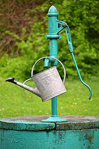 古典水手泵 加水壶给花园浇水图片