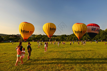 准备开始热气球的启动 掌声天线发射节日娱乐运动假期冒险绳索蓝色火焰图片