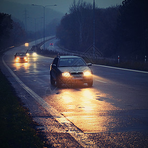 路上的车汽车在雾中的路上 秋季景观冬季危险的道路交通下雨薄雾运输阴霾预报运动旅行沥青车辆大灯背景