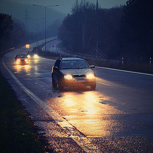 汽车在雾中的路上 秋季景观冬季危险的道路交通下雨薄雾运输阴霾预报运动旅行沥青车辆大灯图片