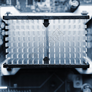 带散热器的电脑主板 印刷电路板 电气工程和现代技术的背景概念电路半导体制造业卡片金属电容器电阻器芯片科学处理器图片