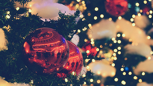 五颜六色的圣诞节装饰 寒假和圣诞树上的传统装饰品 照明链季节性背景的蜡烛季节风格卡片丝带星星松树玻璃玩具假期庆典图片