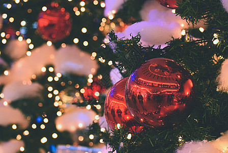 五颜六色的圣诞节装饰 寒假和圣诞树上的传统装饰品 照明链季节性背景的蜡烛假期玩具玻璃风格丝带星星松树金子庆典季节图片