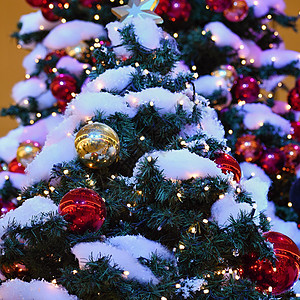 五颜六色的圣诞节装饰 寒假和圣诞树上的传统装饰品 照明链季节性背景的蜡烛卡片丝带假期星星金子庆典风格玻璃季节松树图片