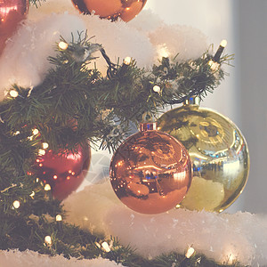 五颜六色的圣诞节装饰 寒假和圣诞树上的传统装饰品 照明链季节性背景的蜡烛卡片季节松树假期丝带庆典玩具玻璃风格星星图片