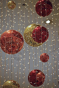 五颜六色的圣诞节装饰 寒假和圣诞树上的传统装饰品 照明链季节性背景的蜡烛玩具玻璃风格卡片丝带季节假期松树庆典星星图片
