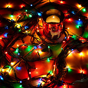 五颜六色的圣诞节装饰 寒假和圣诞树上的传统装饰品 照明链季节性背景的蜡烛丝带金子风格卡片玻璃假期季节庆典松树星星图片