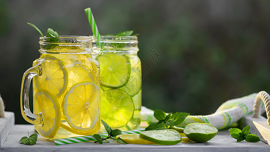 用薄荷 柠檬和石灰罐装在泥瓦罐中的冷冻清凉的自制柠檬水液体生活方式稻草热带排毒橘味玻璃石匠饮食叶子图片