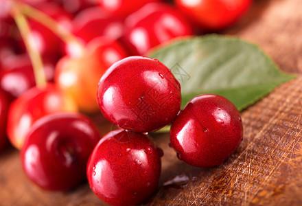 带水滴的木制桌子上的樱桃生活食物蜜饯水果果汁馅饼叶子浆果水饺团体图片