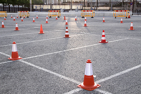 在沥青上排成一排的交通锥路基工作注意力会场警告信号障碍内衬发红施工图片