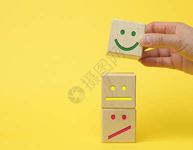 具有不同情绪的木块 从微笑到悲伤和女人的手 评估产品或服务质量的概念排行符号审查评分木头顾客营销用户表情情感图片