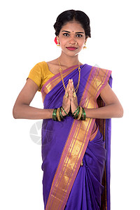穿着传统服装的年轻印度女孩问候合十礼 欢迎 穿着传统纱丽的印度女孩 带着欢迎的表情 邀请发型裙子异国微笑情调戏服女士女性文化成人图片